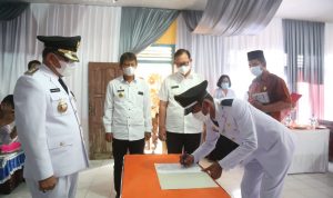 Bupati Lantik kades Tritunggal.Harab Bisa Bekerjasama Dengan Perangkat Desa