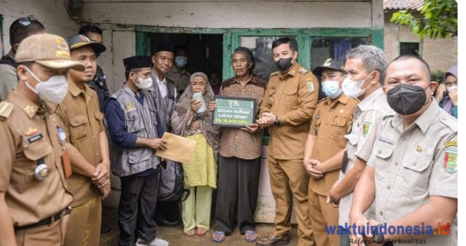 Pemkab Pesawaran Dan Baznas Menyerahkan Berkat Kepada Warga Way Lima
