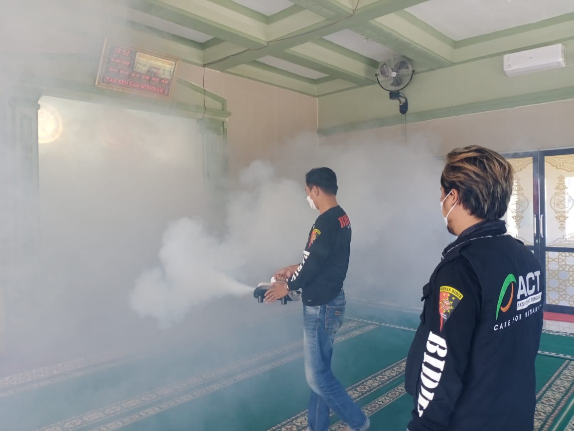 Ormas BIDIK Lamteng Bersama ACT implementasikan Fogging Disinfektan di Masjid At Taqwa