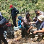 Guna Percepatan Vaksinasi, Team Vaksinator Polres Lambar Gelar Vaksinasi Di Kaki Gunung Pesagi
