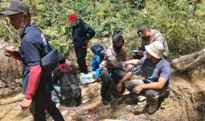 Guna Percepatan Vaksinasi, Team Vaksinator Polres Lambar Gelar Vaksinasi Di Kaki Gunung Pesagi