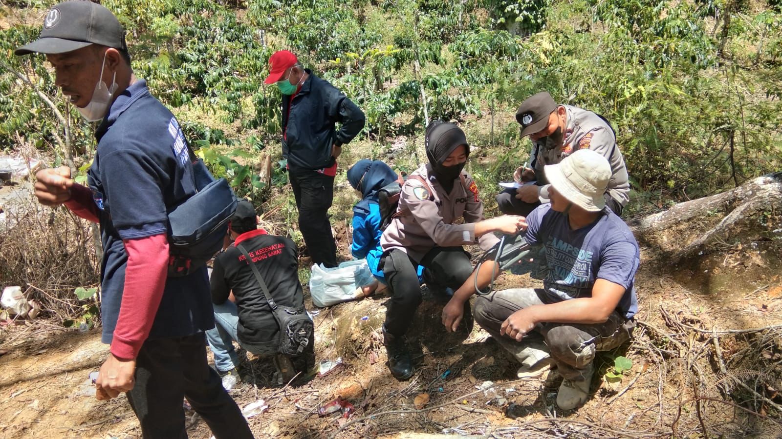 Guna Percepatan Vaksinasi, Team Vaksinator Polres Lambar Gelar Vaksinasi Di Kaki Gunung Pesagi