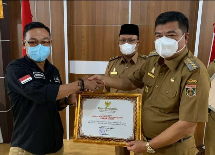 Beri Penghargaan Kepada SMSI, Bupati Lamteng: Peran Pers Sangat Penting Dalam Keterbukaan Informasi Publik