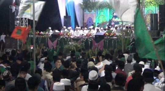 Ribuan Umat Muslim Padati Acara Doa dan Shalawat Bersama Habib Umar