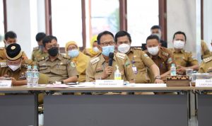 Bupati Pesibar Agus Istiqlal Hadiri Rapat Penanganan Covid-19 Omicron dan Pelaksanaan Program Kartu Petani Berjaya