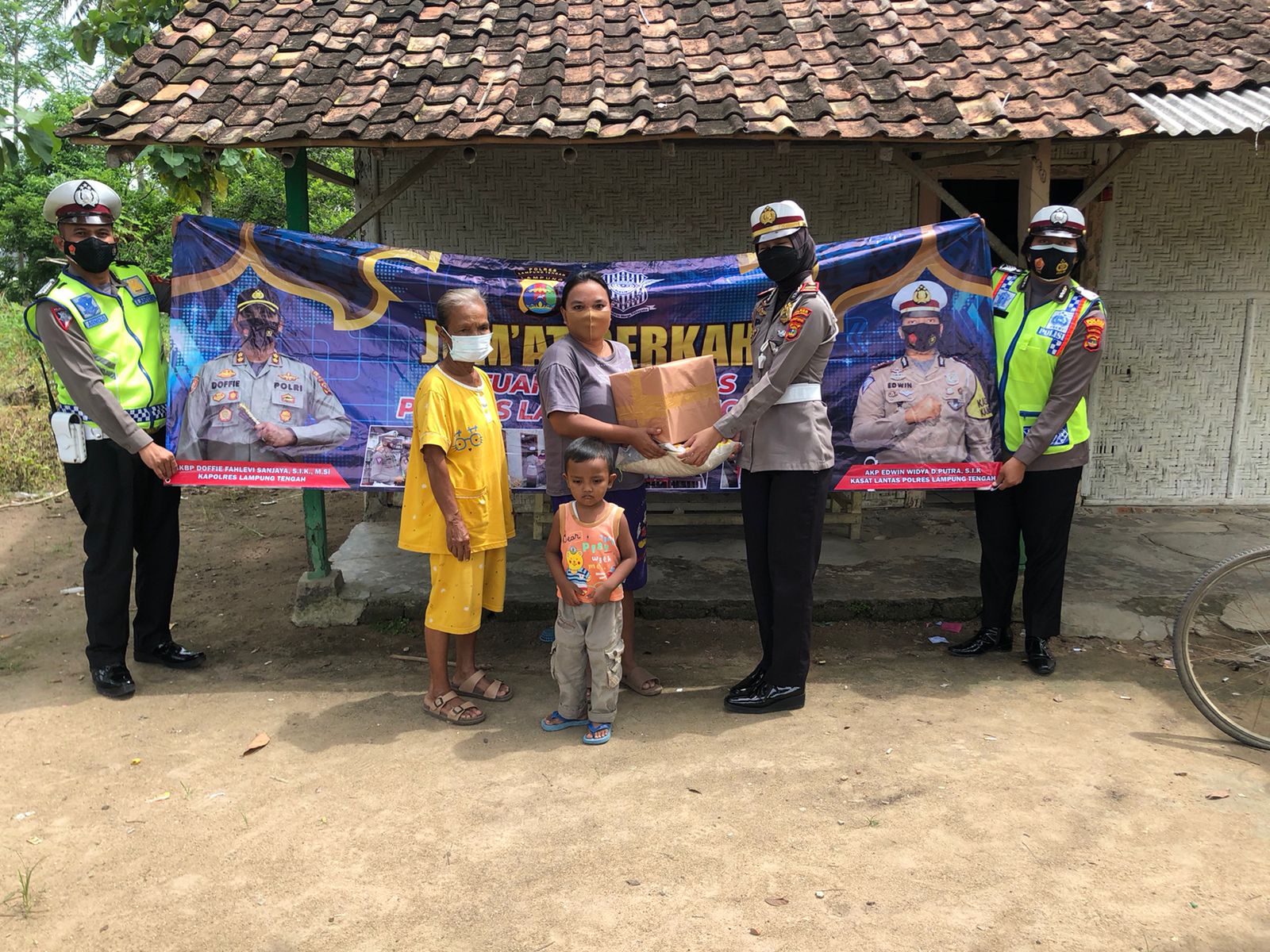 Sat Lantas Polres Lampung Tengah Laksanakan Baksos Jum’at Berkah