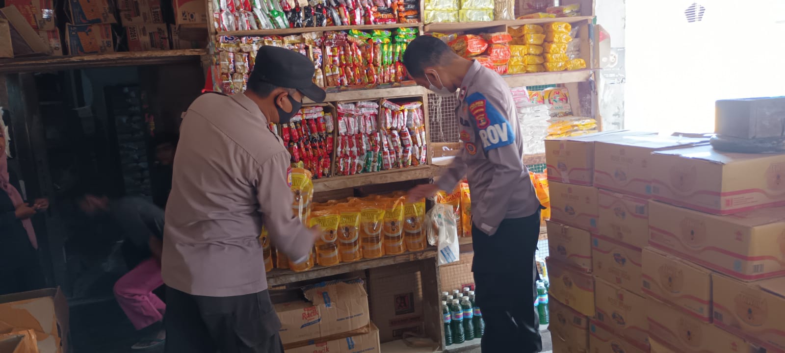 Pastikan Ketersediaan Migor, Satgas Pangan Polsek Kalirejo Melaksanakan Patroli Pasar