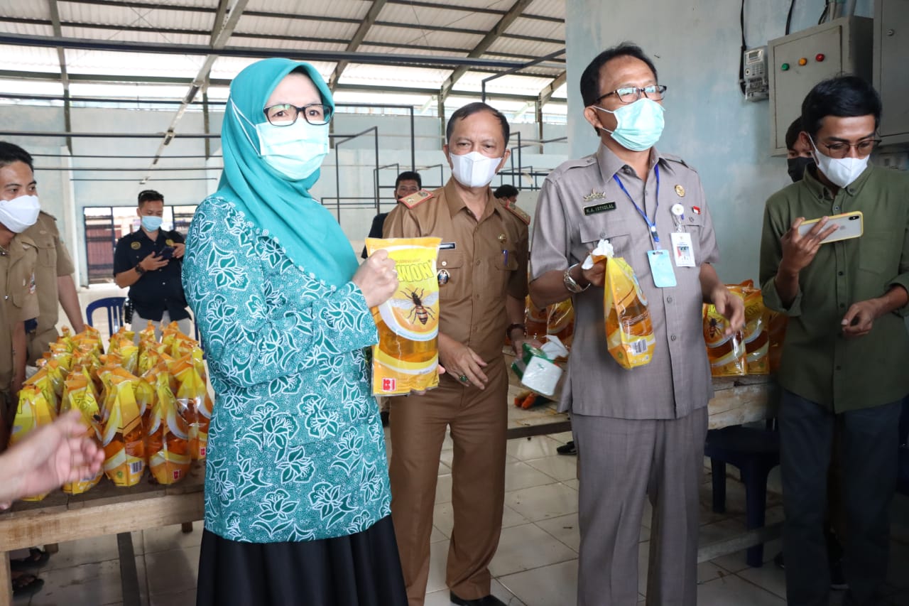 Pemkab Pesisir Barat Gelar Operasi Pasar Minyak Goreng Subsidi