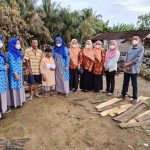 PKK, DPW dan BKMT Pesisir Barat Berikan Bantuan Kepada Korban Terdampak Kebakaran