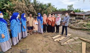 PKK, DPW dan BKMT Pesisir Barat Berikan Bantuan Kepada Korban Terdampak Kebakaran