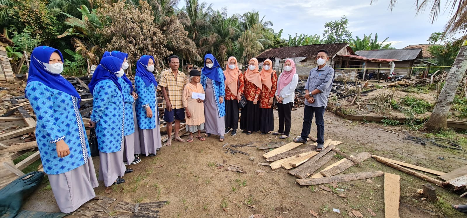 PKK, DPW dan BKMT Pesisir Barat Berikan Bantuan Kepada Korban Terdampak Kebakaran