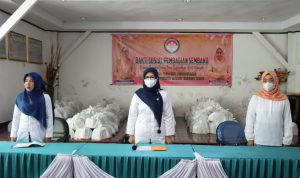 Dharma Wanita Persatuan Pesibar Berikan 150 Paket Sembako Untuk Petugas Kebersihan Dharma Wanita Persatuan Pesibar Berikan 150 Paket Sembako Untuk Petugas Kebersihan