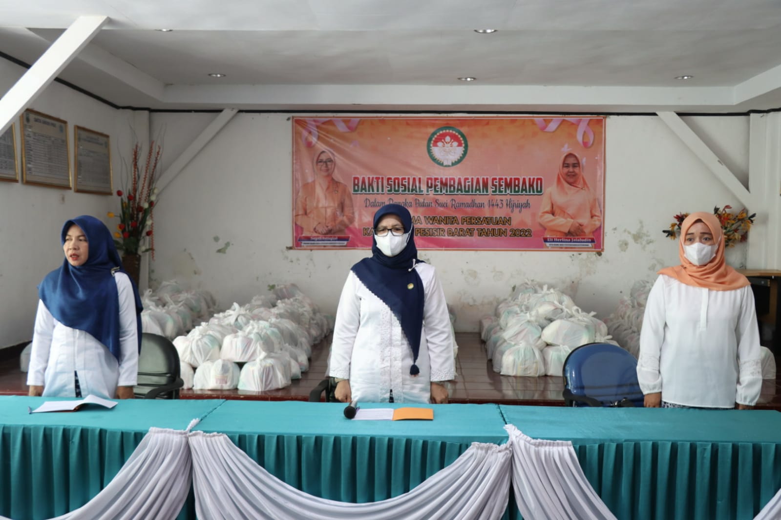 Dharma Wanita Persatuan Pesibar Berikan 150 Paket Sembako Untuk Petugas Kebersihan