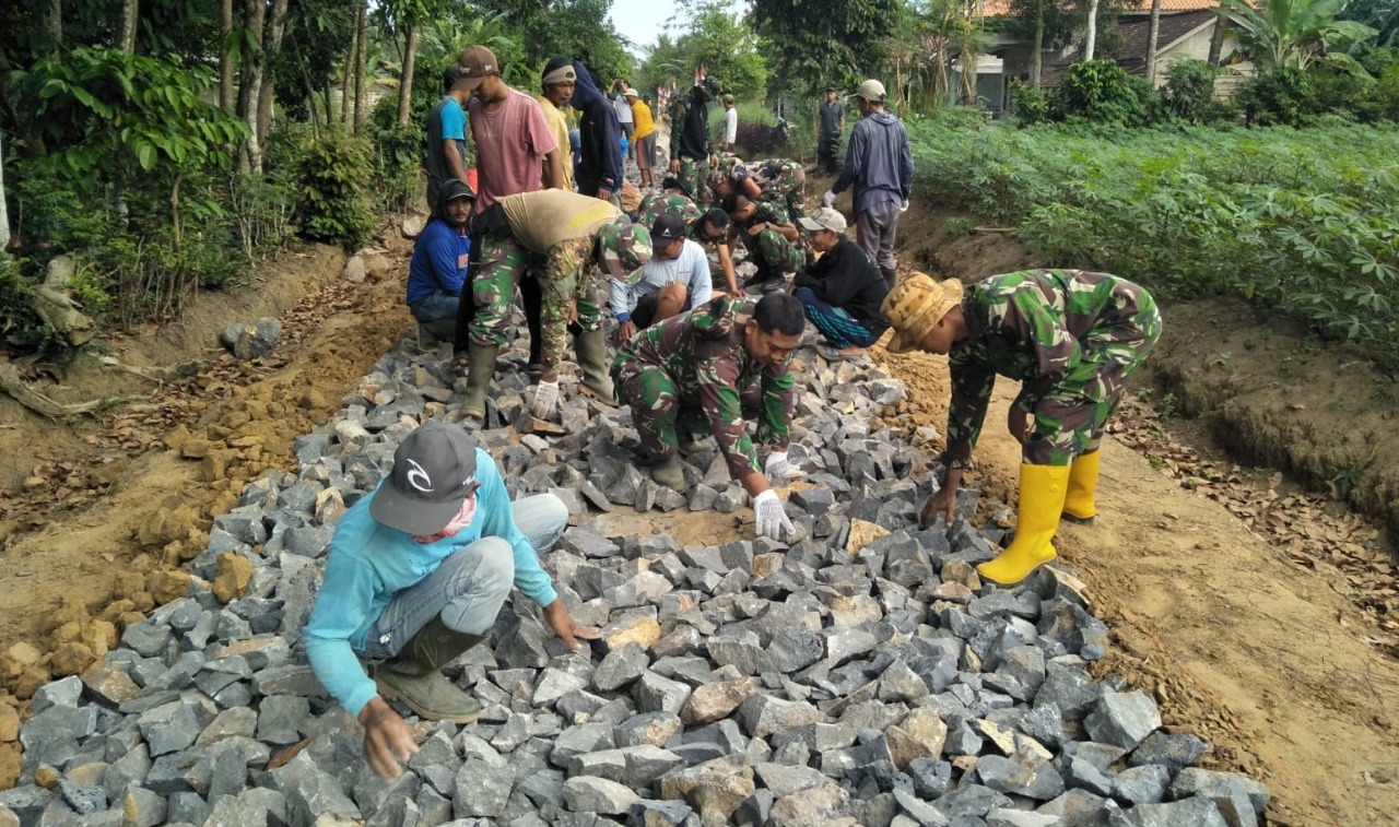 TMMD ke-113 Kodim 0411/KM Bersama Masyarakat Melkukan Aktifitas Pengerjaan Target Sasaran TMMD