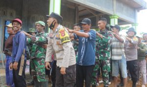 Melepas Lelah Setelah Bekerja, Satgas TMMD Kodim 0422/LB Saling Pijat Bersama