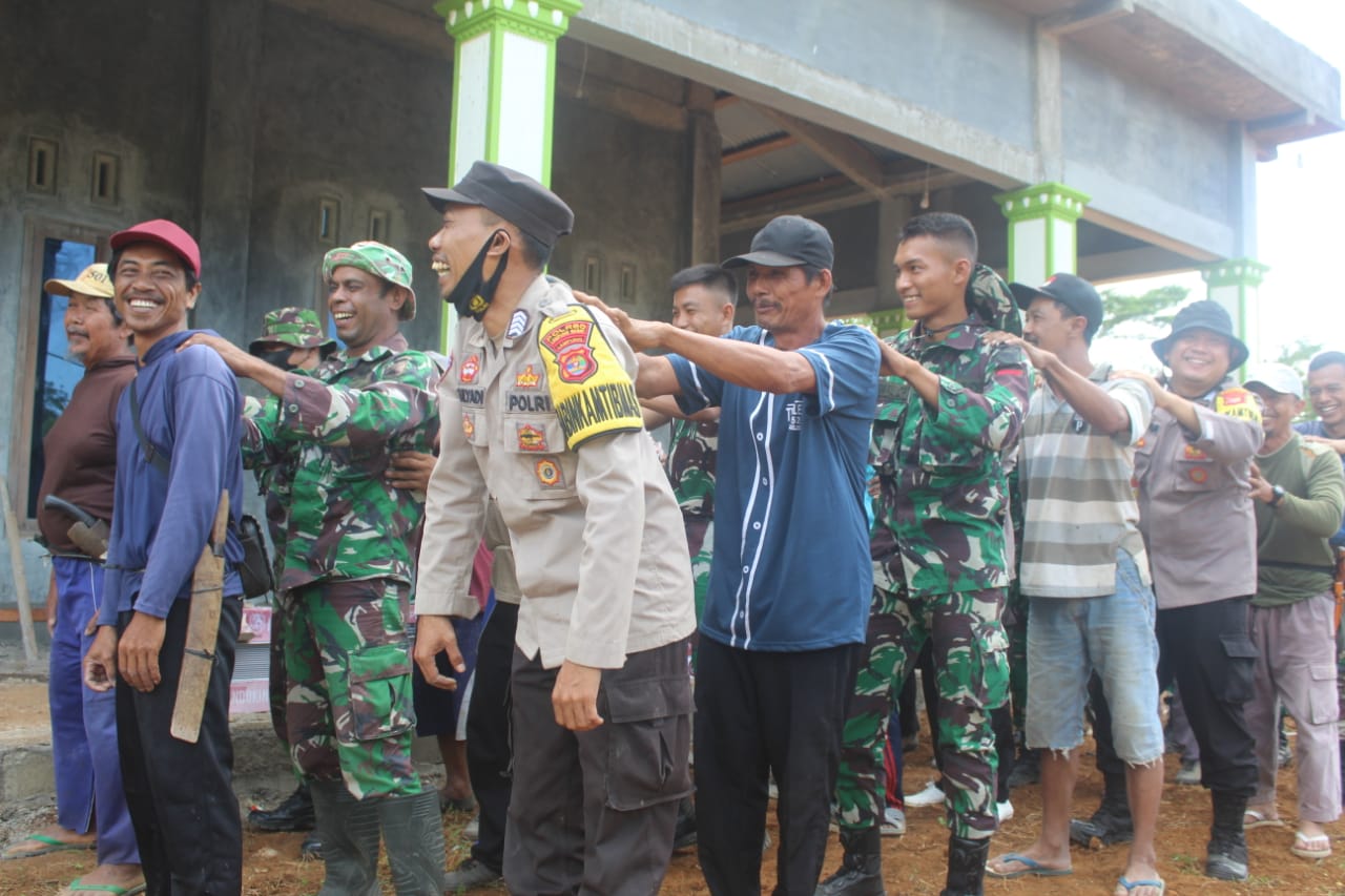 Melepas Lelah Setelah Bekerja, Satgas TMMD Kodim 0422/LB Saling Pijat Bersama