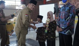 Bupati Musa Ahmad Serahkan Hadiah Kepada Peserta Juara STQ 2022