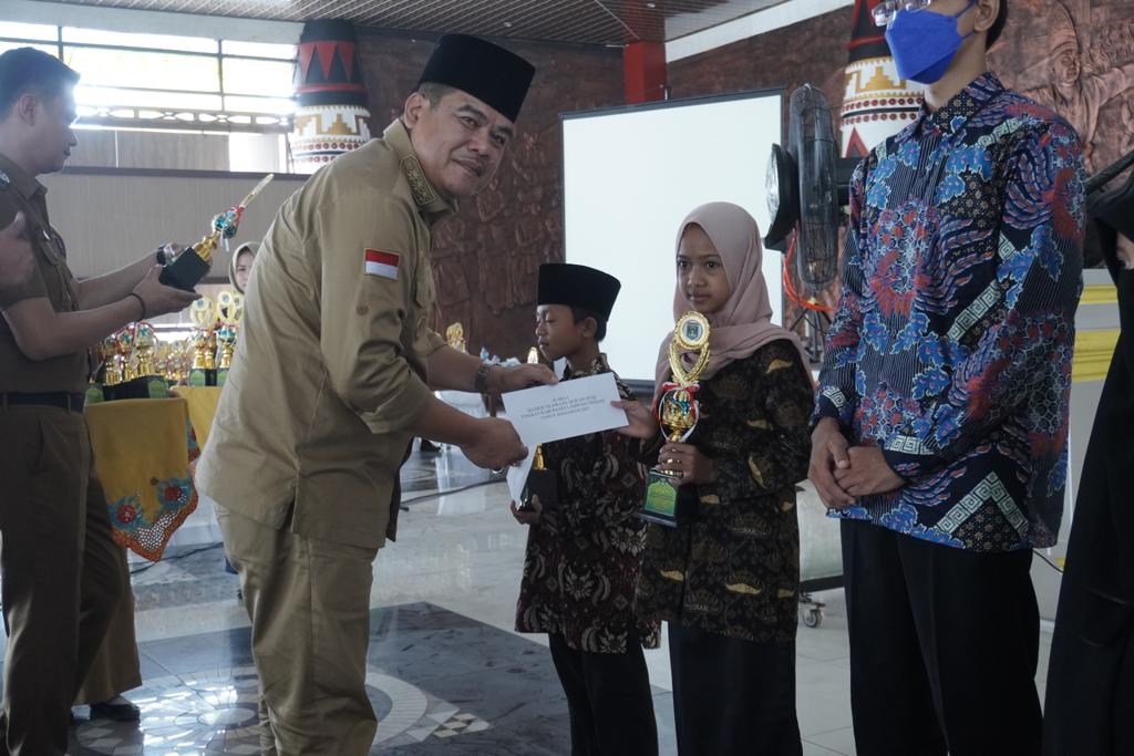 Bupati Musa Ahmad Serahkan Hadiah Kepada Peserta Juara STQ 2022