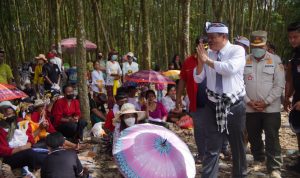 Bupati Lampung Tengah menghadiri acara Pitra Yadya di Kampung Tirtayoga