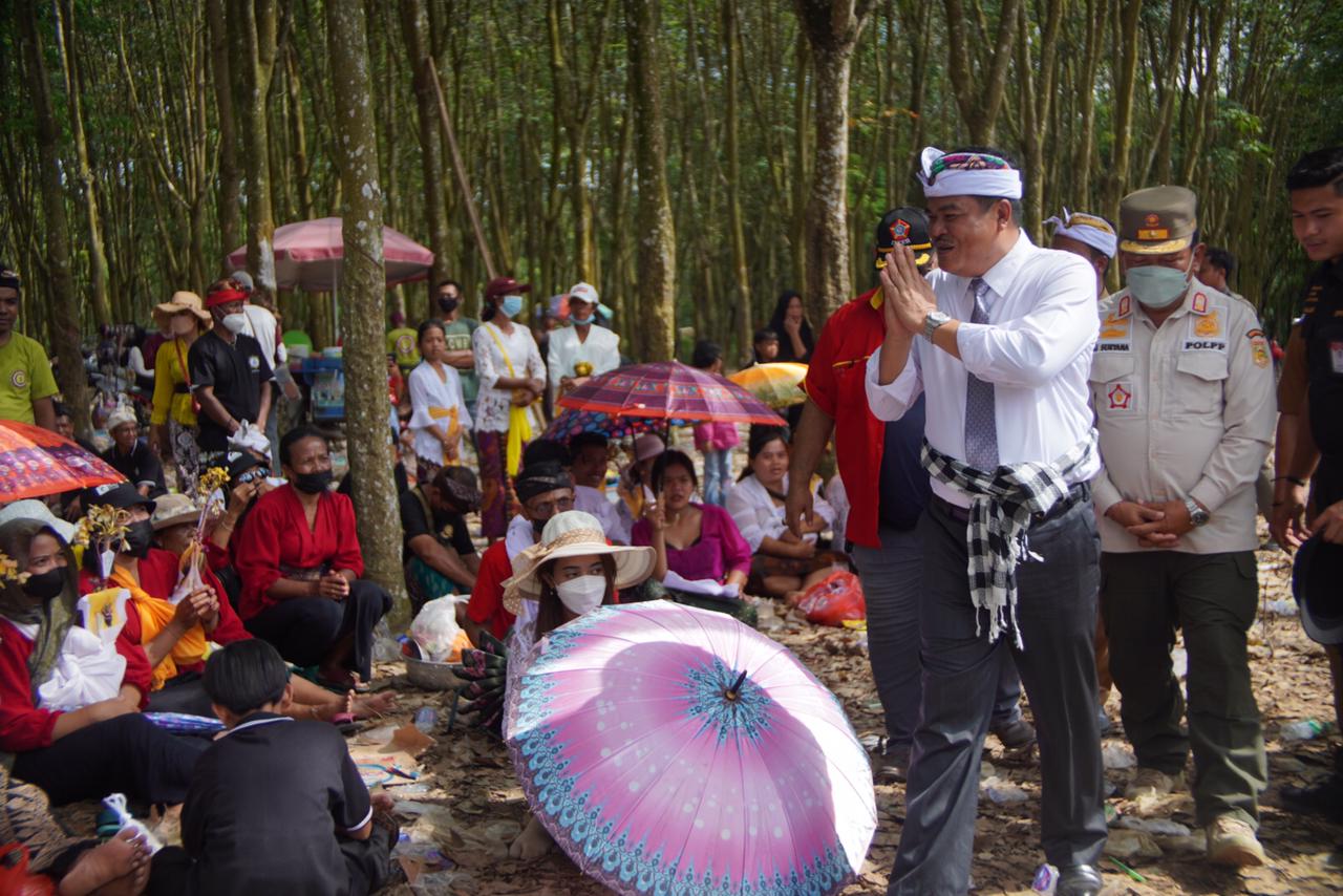 Bupati Lampung Tengah menghadiri acara Pitra Yadya di Kampung Tirtayoga