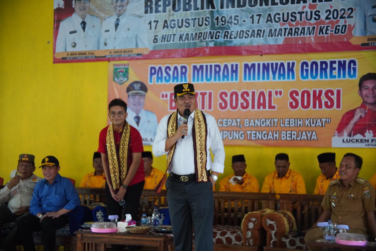 Bupati Musa Ahmad Buka Pasar Murah di Seputih Mataram