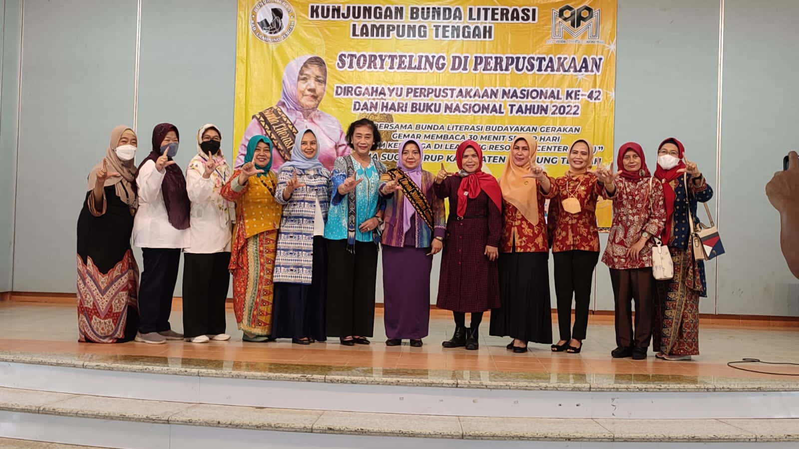Bunda Literasi Lamteng Kunjungi Perpustakaan SMA Sugar Group Company