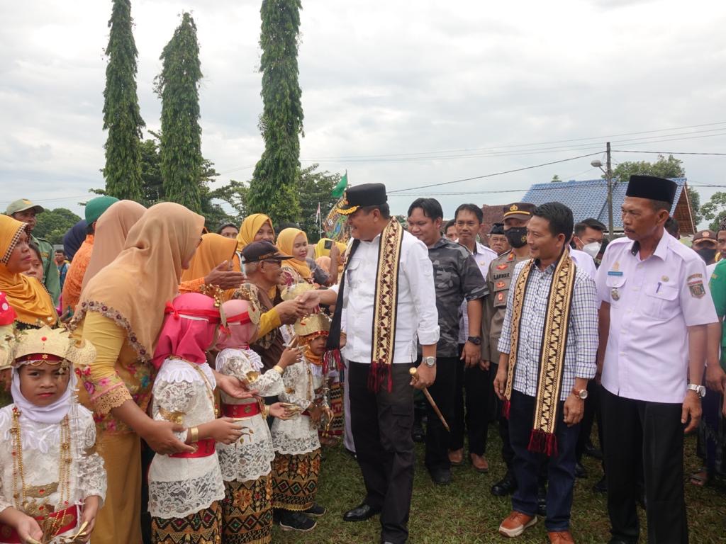 ‘BUNGA KAMPUNG’ di Kecamatan Anak Ratu Aji  Bupati Lamteng Disambut Meriah Ribuan Masyarakat