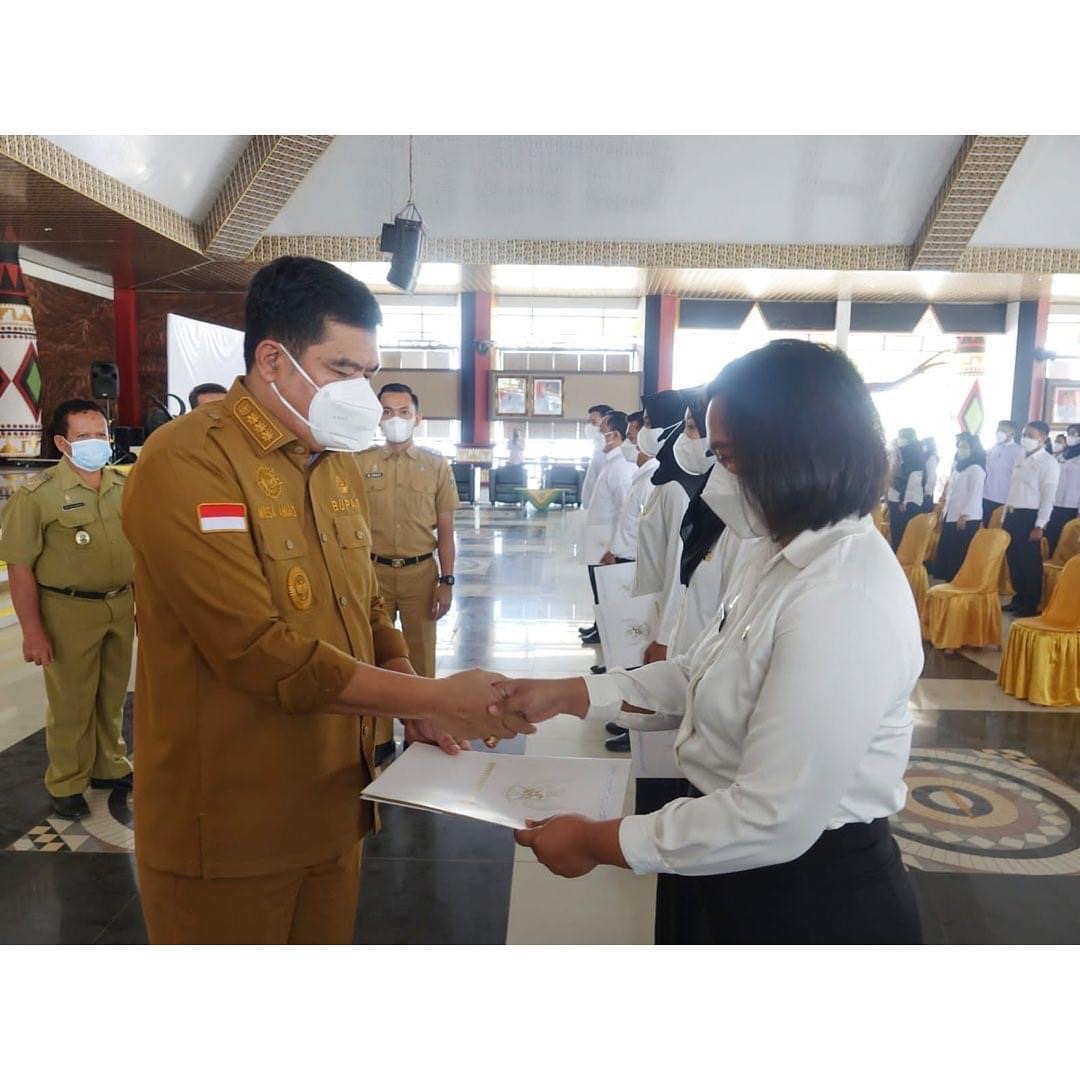 Bupati Musa Ahmad Serahkan 159 SK PNS Lingkup Pemkab Lamteng
