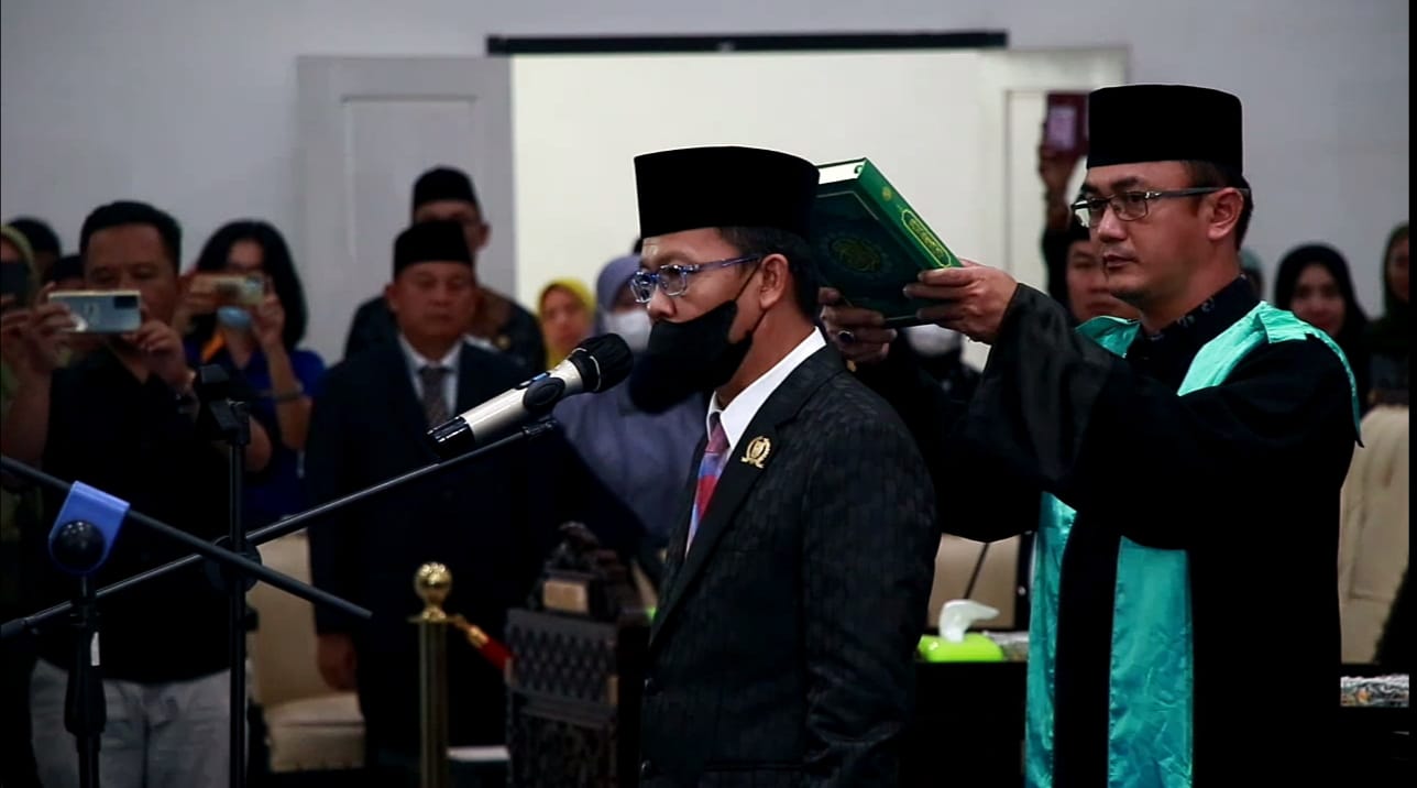 Gantikan Nasrul Arif, Agus Cik Jabat Ketua DPRD Pesisir Barat