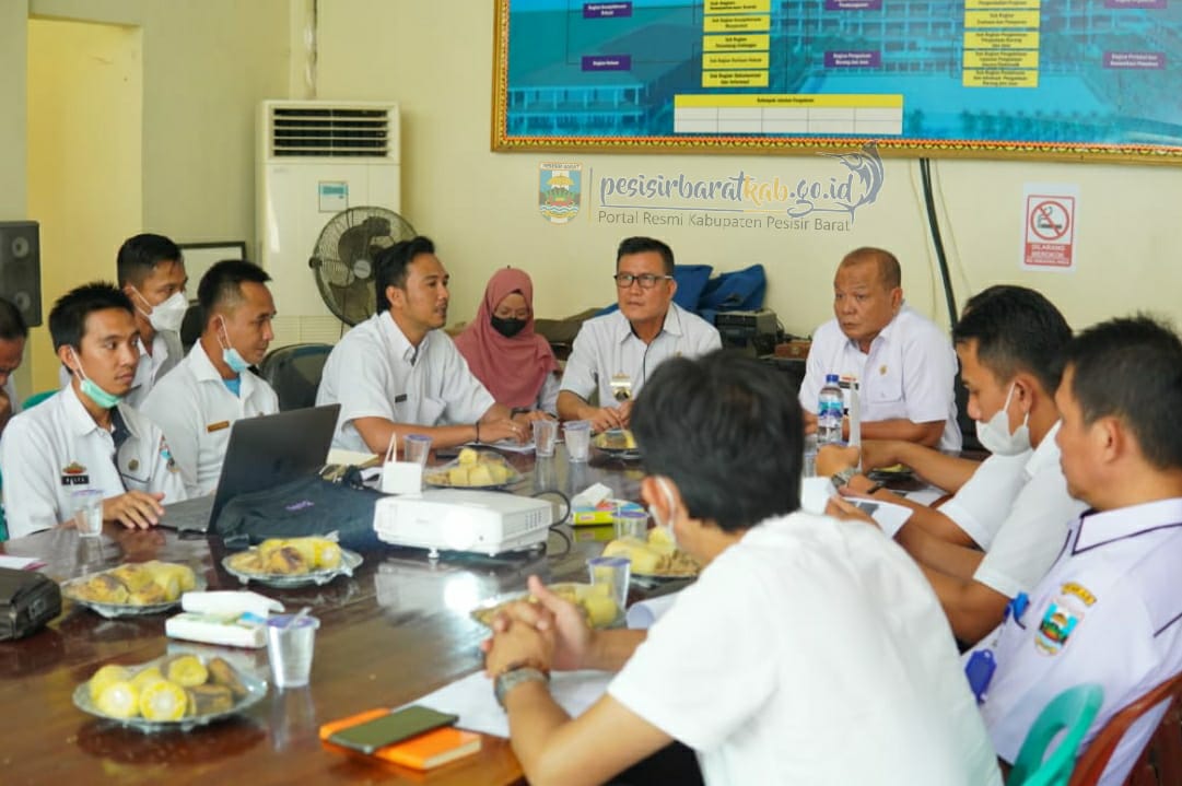 Sekda Pesibar Pimpin Rapat Pemantauan dan Evaluasi SPBE dan Call Center 112