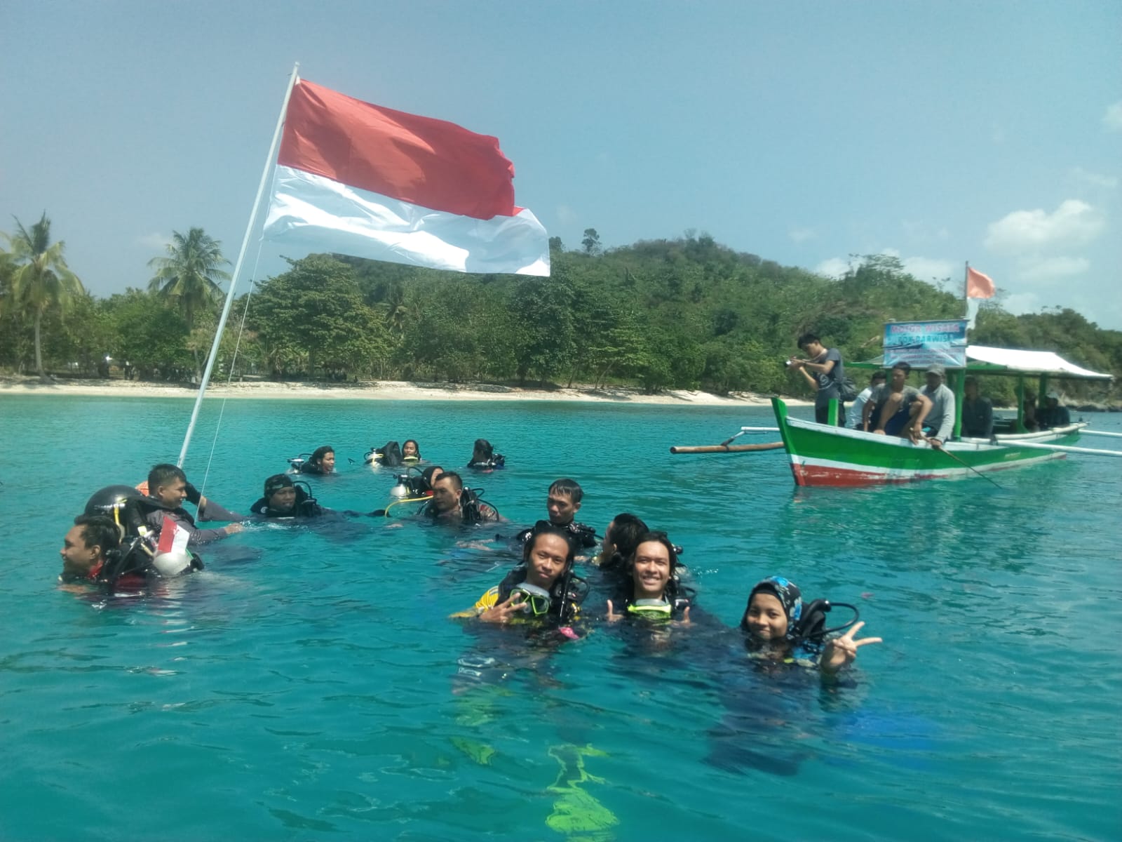 Meriahkan Hari Kemerdekaan RI ke 77, Pencinta Selam Kibarkan Bendera di Dasar Laut