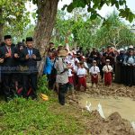 Upacara HUT-RI Ke-77 digelar di Jalan Berlumpur