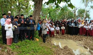 Upacara HUT-RI Ke-77 digelar di Jalan Berlumpur