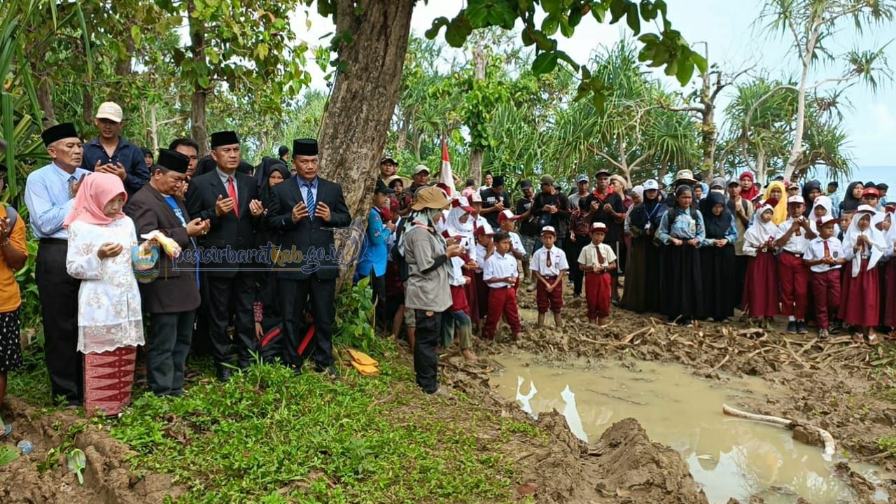 Upacara HUT-RI Ke-77 digelar di Jalan Berlumpur