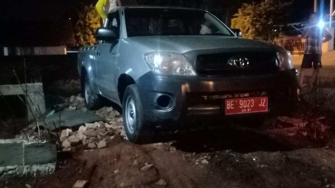 Mobil Plat Merah Milik Pemda Lampura, Dipakai Untuk Ngangkut Batu dan Tanah