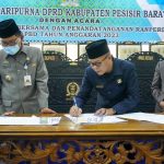 Bupati dan DPRD Pesisir Barat tandatangani Persetujuan Ranperda APBD tahun 2023