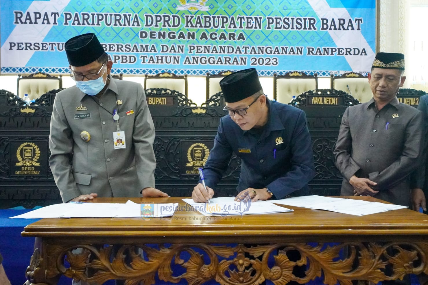Bupati dan DPRD Pesisir Barat tandatangani Persetujuan Ranperda APBD tahun 2023