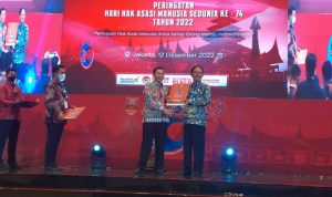 Pesisir Barat Raih Penghargaan Sebagai Kabupaten Peduli Hak Asasi Manusia dari Kemenkumham Pesisir Barat Raih Penghargaan Sebagai Kabupaten Peduli Hak Asasi Manusia dari Kemenkumham