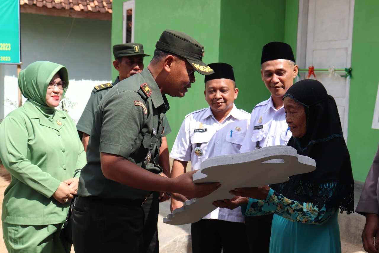 Dandim 0411/KM Letkol Inf Sihono, A.Md Serahkan Kunci Secara Simbolis Bantuan RTLH Didusun 1 A