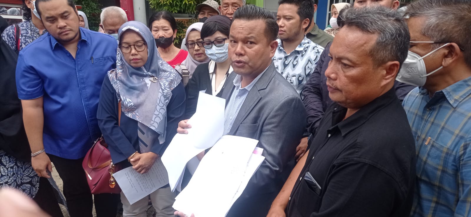 Viral Kini Warga Jatiwarna Ramai Ramai Laporkan Bripka Madih ke Polres Metro Bekasi