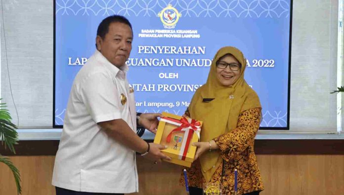Gubernur Arinal Serahkan Laporan Keuangan Unaudited TA.2022 kepada BPK Perwakilan Lampung