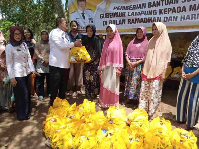 Gubernur Arinal Salurkan Bansos 100 Paket Sembako Kepada Masyarakat Tidak Mampu