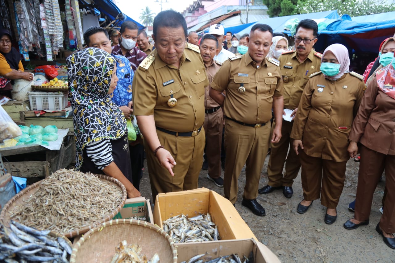Pastikan Ketersediaan dan Stabilitas Harga Bahan Pokok pasca Hari Raya Idul Fitri, Gubernur Arinal Djunaidi Tinjau Pasar Natar