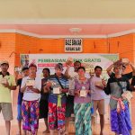 Prihatin Dengan Mahalnya Harga Pupuk, Pemuda Way Kanan Bagikan Pupuk Organik Secara Gratis ke Ratusan Petani Karet dan Sawit