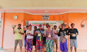 Prihatin Dengan Mahalnya Harga Pupuk, Pemuda Way Kanan Bagikan Pupuk Organik Secara Gratis ke Ratusan Petani Karet dan Sawit