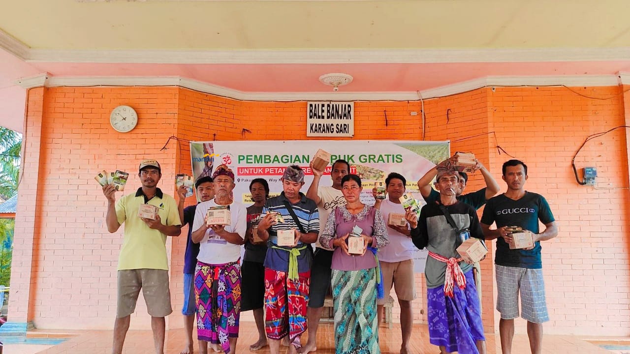 Prihatin Dengan Mahalnya Harga Pupuk, Pemuda Way Kanan Bagikan Pupuk Organik Secara Gratis ke Ratusan Petani Karet dan Sawit