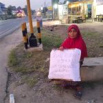 Membawa Poster Jual Rumah, Wanita Paruh Baya Butuh uang Untuk Pengobatan Suami