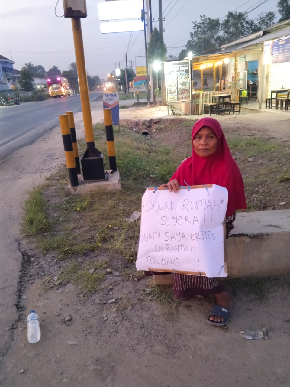 Membawa Poster Jual Rumah, Wanita Paruh Baya Butuh uang Untuk Pengobatan Suami