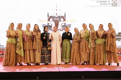Hari Kedua, Riana Sari Arinal Gandeng Perancang Busana Nasional Didiet Maulana