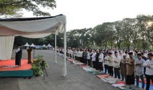 Gubernur Arinal dan Ibu Riana Shalat Idul Adha 1444 H di Lapangan Saburai Bandarlampung